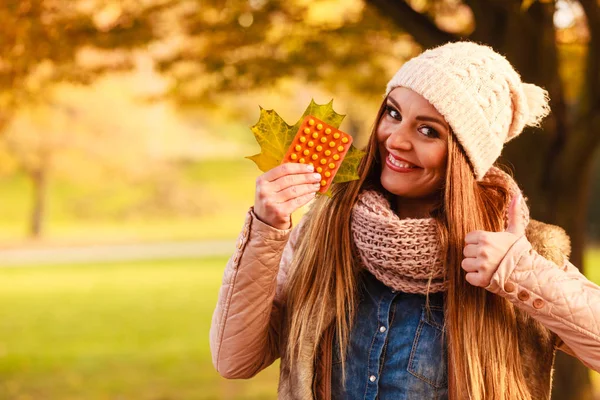 健康の概念 秋のビタミンを持つ女性 暖かい秋服を着て長い髪を持つ魅力的な女性 — ストック写真