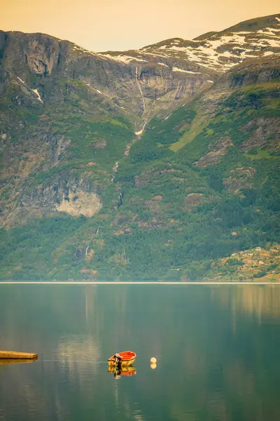 小泊的船上蓝色水面 峡湾山景观 挪威欧洲 — 图库照片