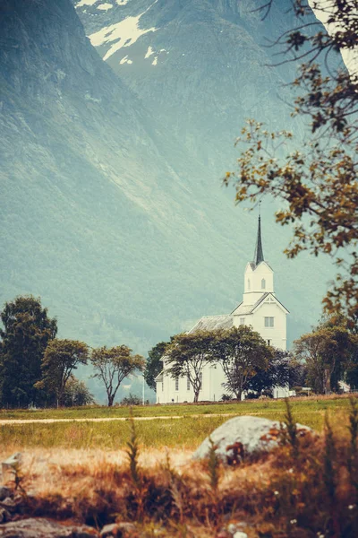 Paisaje Montaña Iglesia Madera Blanca Oppstryn Municipio Stryn Condado Sogn —  Fotos de Stock