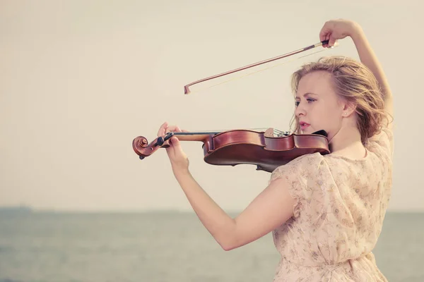 Musikliebe Hobby Und Alltägliche Leidenschaft Frau Strand Meeresnähe Spielt Auf — Stockfoto