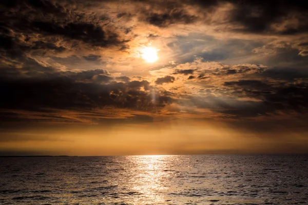 美しい海の夜バルト海の夕日の地平線と曇りの空 静かな風景シーン — ストック写真