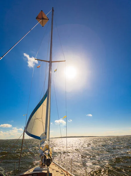 Yachting Barco Vela Durante Tempo Ensolarado Verão Água Mar Azul — Fotografia de Stock