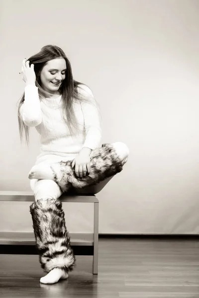 Konsep Fashion Musim Dingin Wanita Yang Duduk Bangku Mengenakan Sepatu — Stok Foto