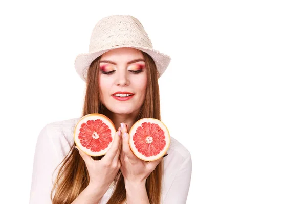 女性魅力的な長い髪女の子カラフルな目のメイクが手で柑橘系の果物グレープ フルーツの二つの部分を保持します 健康的なダイエット食品です 夏季休暇休日の概念 — ストック写真