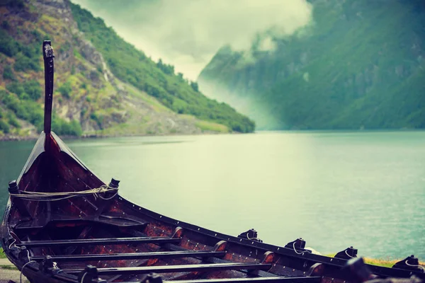 Altes Hölzernes Wikingerschiff Der Küste Norwegischer Natur Nebliger Tag Berge — Stockfoto