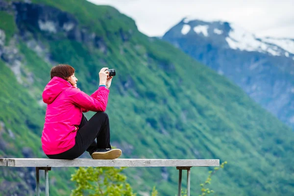 Turismo Avventura Viaggi Escursionista Turistica Donna Seduta Sulla Panchina Montagna — Foto Stock