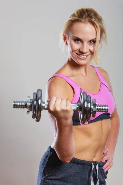 强壮的女人举起哑铃的重量 适合做运动的女孩锻炼身体肌肉 健康与健美 — 图库照片