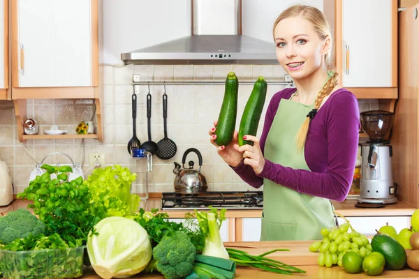 Žena Kuchyni Mnoha Zelenými Listy Zeleniny Čerstvé Organicky Produkují Pultu — Stock fotografie