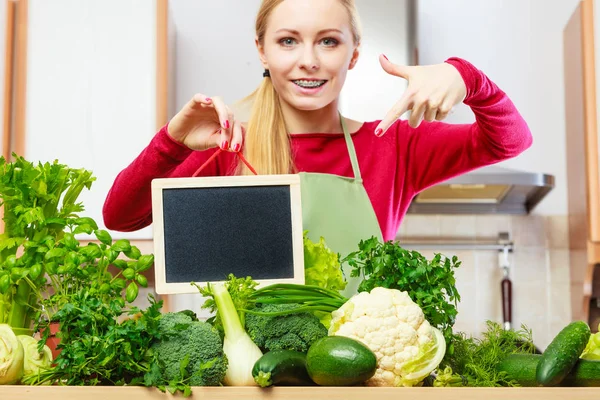 Jeune Femme Dans Cuisine Ayant Beaucoup Légumes Verts Sur Point — Photo