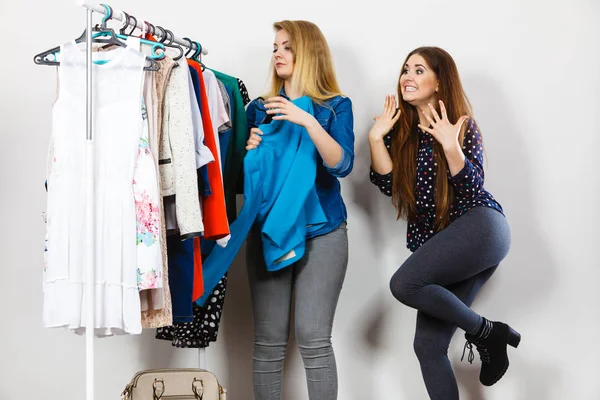 Счастливые Молодые Женщины Время Покупок Выбирают Одежду Идеального Модного Наряда — стоковое фото