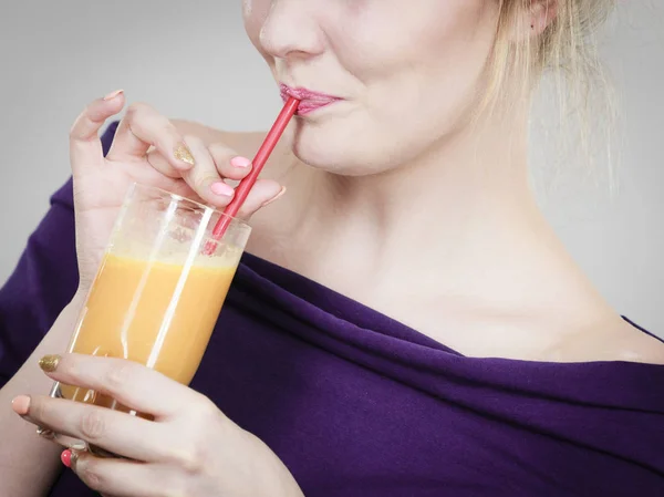Lycklig Kvinna Med Färsk Apelsingrapefruktjuice Friska Frukt Dricka Smoothies Koncept — Stockfoto