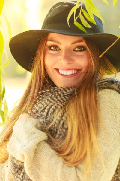 Őszi Női Divat Csinos Fiatal Visel Elegáns Pulóver Mellény Hat — Stock Fotó