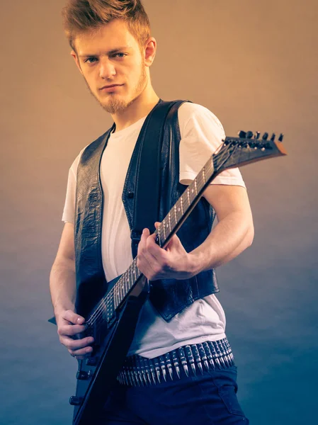 Joven Barbudo Con Guitarra Eléctrica Persona Adulta Sostiene Instrumento Toca — Foto de Stock