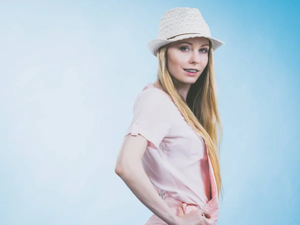 Jovem Adolescente Alegre Feliz Pronto Para Verão Vestindo Roupa Rosa — Fotografia de Stock