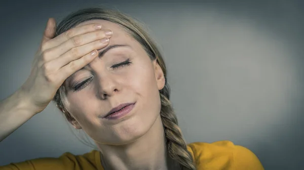 Young Blonde Woman Having Serious Migrene Suffering Horrible Head Ache — Stock Photo, Image