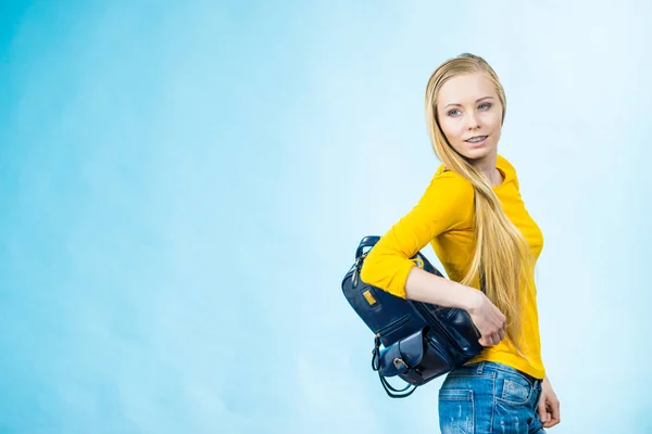 Blondýny Dospívající Dívka Chodí Školy Nebo Vysokou Stylovém Batohu Oblečení — Stock fotografie