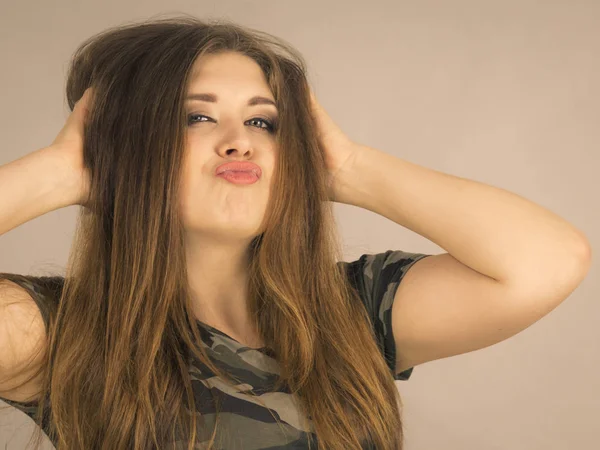 Conceito Beleza Feminina Retrato Bela Jovem Com Cabelos Castanhos Compridos — Fotografia de Stock