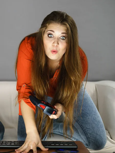 Nerd Geek Choqué Les Femmes Adultes Jouant Sur Console Vidéo — Photo