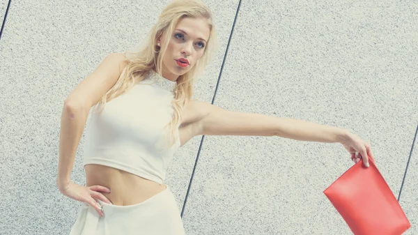 Okouzlující Ženský Módní Model Neformálním Elegantním Oblečení Bílou Střechou Blondýny — Stock fotografie