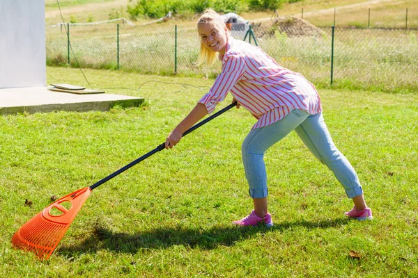 Giardinaggio Femmina Giovane Donna Rastrello Prato Verde Erba Con Strumento — Foto Stock