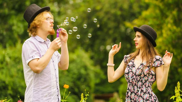 Gelukkig Grappig Hipster Paar Samen Spelen Blazen Zeepbellen Outdoor Het — Stockfoto