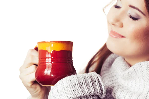 暖かい服を着た女性暖かい飲み物のお茶やコーヒーの素敵な赤いマグカップを保持灰色のセーター — ストック写真