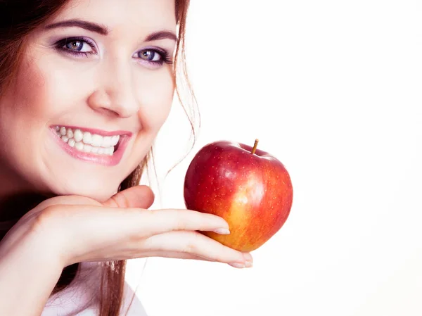 Mulher Segurando Fruta Maçã Vermelha Mão Perto Rosto Sorrindo Isolado — Fotografia de Stock