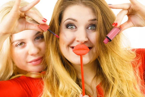 Dos Mujeres Divirtiéndose Mientras Hacen Maquillaje Amigos Sosteniendo Brillo Labios —  Fotos de Stock
