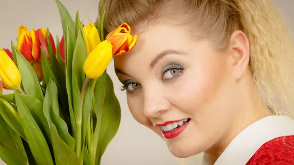 Nemzetközi Nőnap Nyolc Március Imádnivaló Szőke Haja Piros Sárga Tulipánok — Stock Fotó