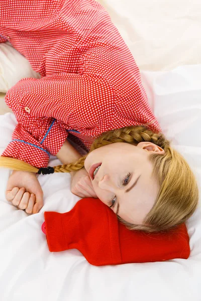 Femme Couchée Sur Lit Dormant Avec Une Bouillotte Chaude Rouge — Photo