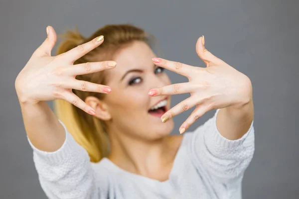 Feliz Joven Orgullosa Mostrando Sus Manos Delante Cara Estudio Fondo — Foto de Stock