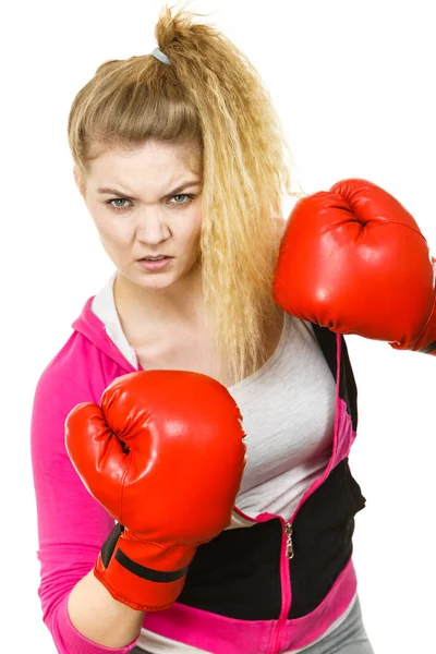 Deportiva Mujer Decidida Enojada Usando Guantes Boxeo Rojos Luchando Estudio — Foto de Stock