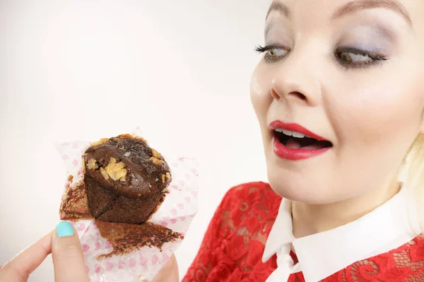 Sladká Jídla Cukr Nám Dělají Radost Atraktivní Blondýnka Drží Mňam — Stock fotografie