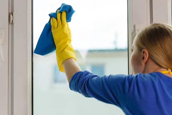 Mujer Joven Con Guantes Amarillos Limpiando Ventana Con Trapo Azul — Foto de Stock