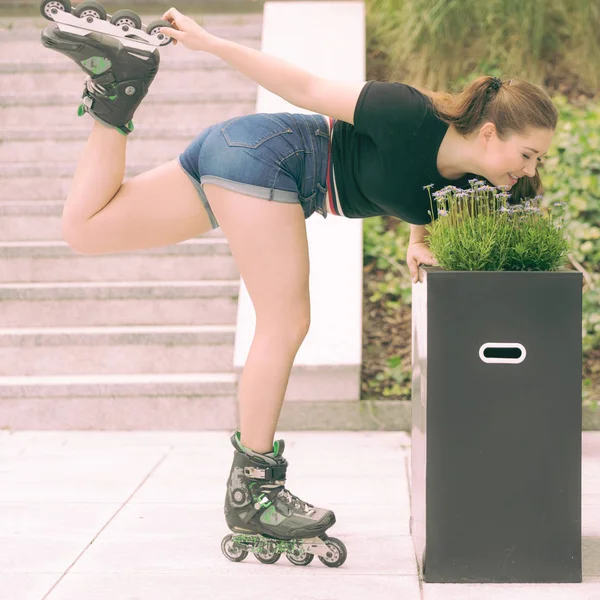 Feliz Joven Alegre Con Patines Ciudad Oliendo Flores Mujer Siendo — Foto de Stock