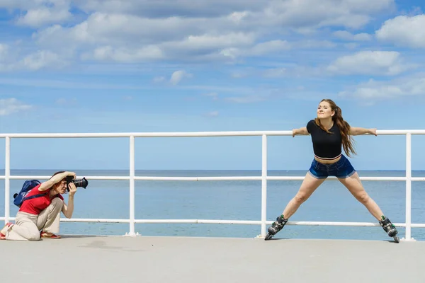 Vrouwelijke Fotograaf Nemen Gekke Foto Van Sportieve Vrouwen Fashion Model — Stockfoto