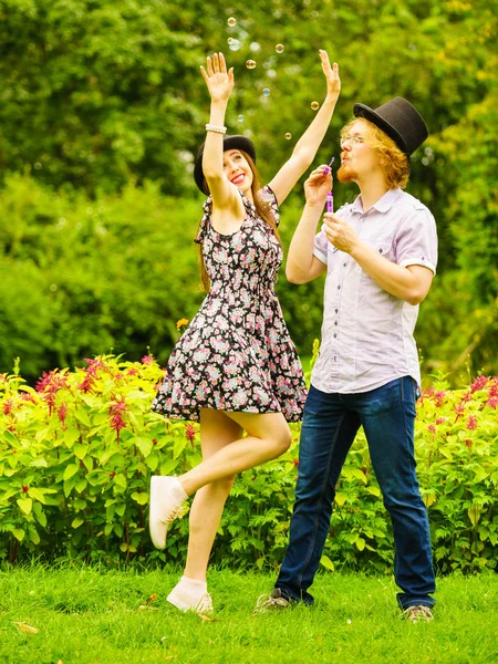 Glücklich Lustiges Hipster Paar Beim Gemeinsamen Blasen Von Seifenblasen Freien — Stockfoto