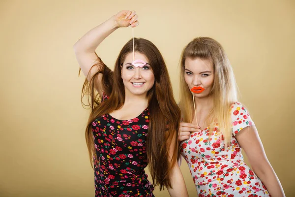 Két Boldog Aki Hamis Ajkak Bottal Szórakozás Viselt Pólók Virág — Stock Fotó