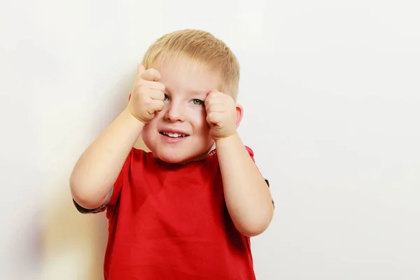 Gesichtsausdruck Kinderkonzept Porträt Eines Glücklichen Jungen Der Direkt Die Kamera — Stockfoto
