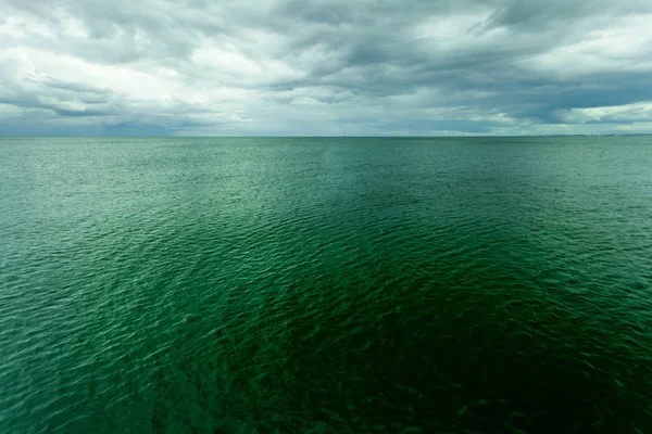 Minimalistische Idyllische Aufnahme Von Horizontalem Meerwasser Und Himmel Bei Bewölktem — Stockfoto