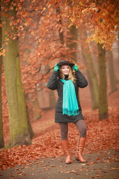 Clohthing 秋のシーズン コンセプト 公園で魅力的な女性 紅葉の森を金髪女性歩く霧霧の日 — ストック写真