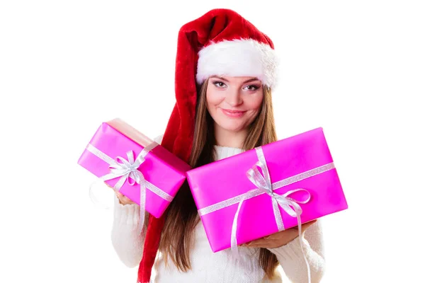 クリスマス冬幸福概念 ピンクのスタックが白で隔離のギフト ボックスをプレゼントを持ってサンタ ヘルパー帽子をかぶっている女性 — ストック写真