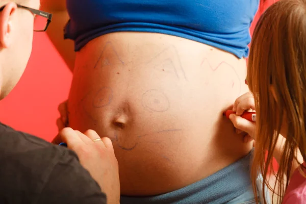 親と幸福の概念 家族の期待して新しい赤ちゃん 妊娠中の女性の腹に絵を描く 楽しんで — ストック写真