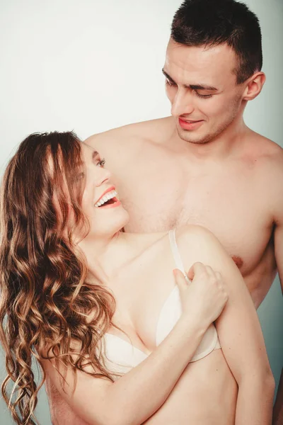 Feliz Sorrindo Sexy Apaixonados Jovens Amantes Casal Abraçando Estúdio Bonito — Fotografia de Stock