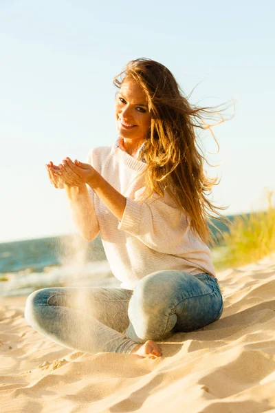 Alegría Despreocupación Preciosa Mujer Pelo Largo Divirtiéndose Con Arena Playa —  Fotos de Stock