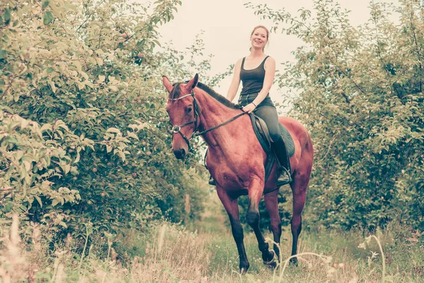 Animale Concetto Equitazione Giovane Donna Seduta Liberarsi Cavallo Attraverso Giardino — Foto Stock