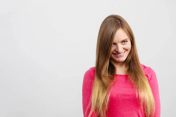 Mujer Joven Con Pelo Castaño Mirando Con Alegría — Foto de Stock