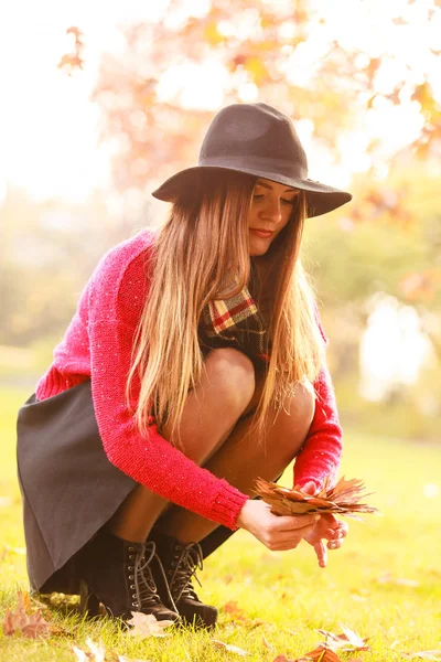 Люди Осенняя Концепция Женщина Играет Листьями Парке Леди Черных Туфлях — стоковое фото