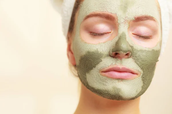 Cuidado Piel Cara Mujer Con Máscara Barro Verde Cerca Chica — Foto de Stock