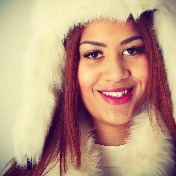 冬物衣料 ファッション概念 白い毛皮の帽子を身に着けている若い混血女性のクローズ アップ 混血の少女冬服を着て スタジオ撮影 — ストック写真